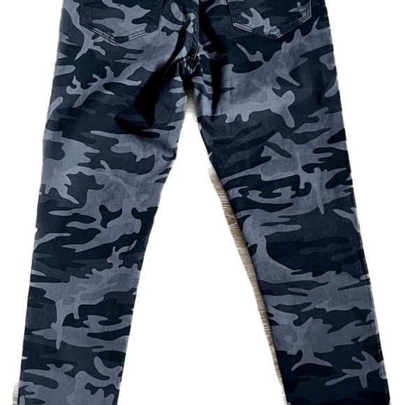 Levi’s 721 high rise skinny ankle camo pants - Picture 6 of 13